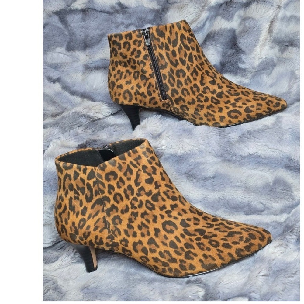 NWB Clarks Linvale Sea Leopard Print Kitten Heel Ankle Boots Women 7.5 M